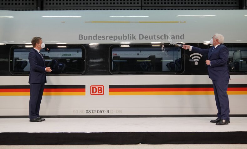 Bundespräsident Frank-Walter Steinmeier tauft im Beisein von DB-Vorstandsvorsitzenden Dr. Richard Lutz im Berliner Hauptbahnhof einen ICE auf den Namen „Bundesrepublik Deutschland“.