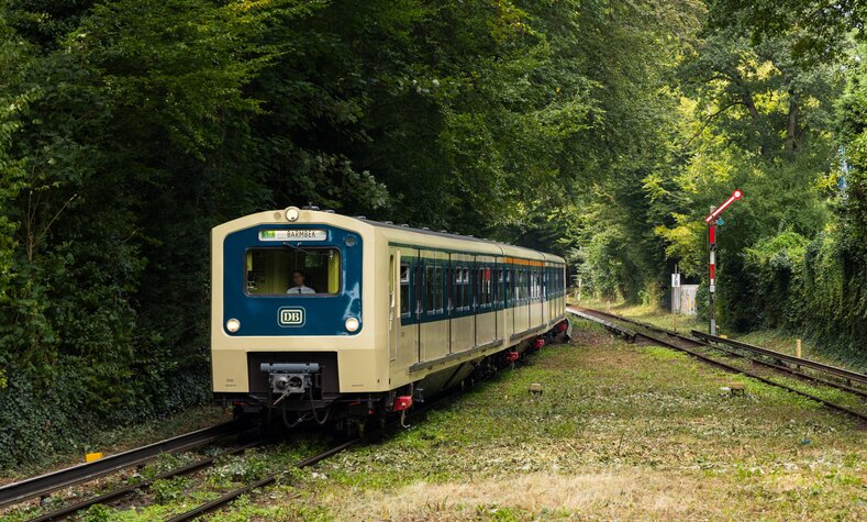 Ein restaurierter Zug der ausgeflotteten Baureihe 472 fährt auf den Gleisen der S-Bahn Hamburg