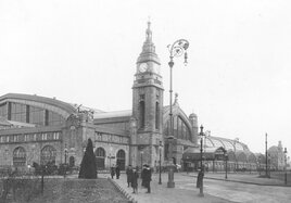 Historische Schwarzweiß-Aufnahme des Hamburger Hauptbahnhofs