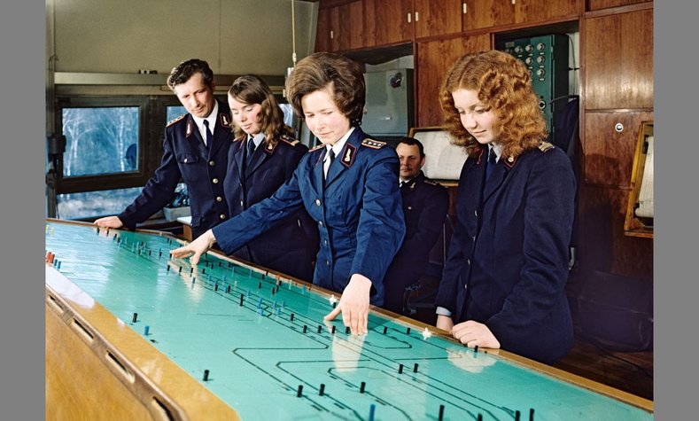 Historische Aufnahme von Frauen bei der Eisenbahn (etwa 1970er Jahre)