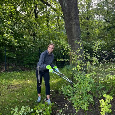Eine DB-Mitarbeitende beim Freiwilligeneinsatz bei der Gartenarbeit | © Mit freundlicher Genehmigung von Eva Herzog (Deutsche Bahn AG)