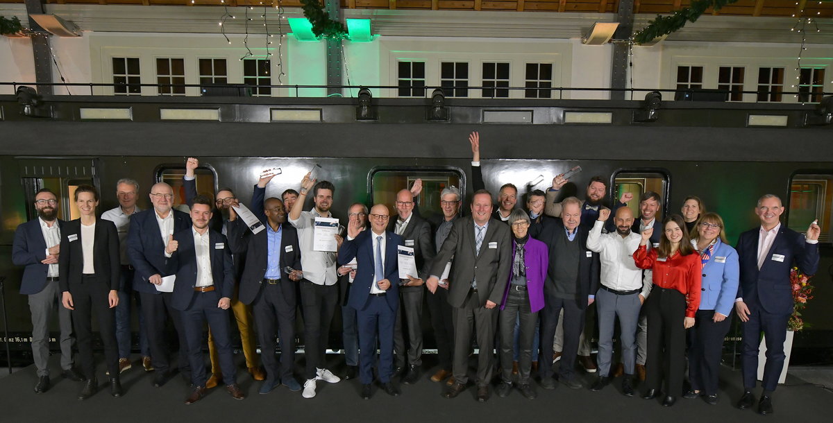 Gruppenfoto von den Gewinner:innen des Datenschutz-Awards der Deutschen Bahn 2022