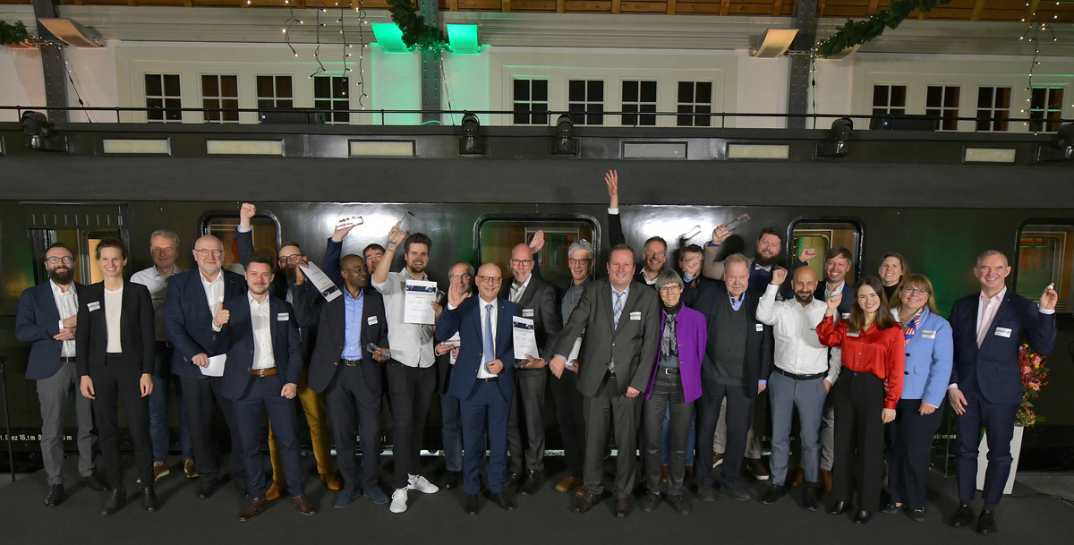 Gruppenfoto von den Gewinner:innen des Datenschutz-Awards der Deutschen Bahn 2022 | © Deutsche Bahn Ag / Foto Kranert