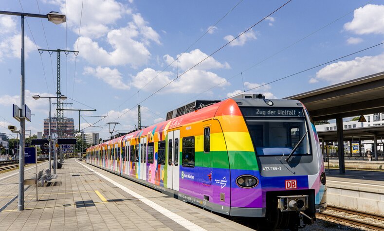 Der regenbogenbunte Zug der Vielfalt