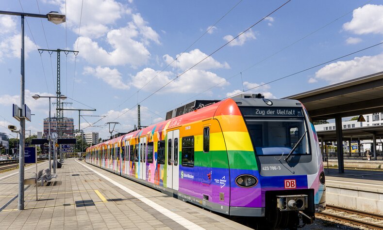 Der regenbogenbunte Zug der Vielfalt