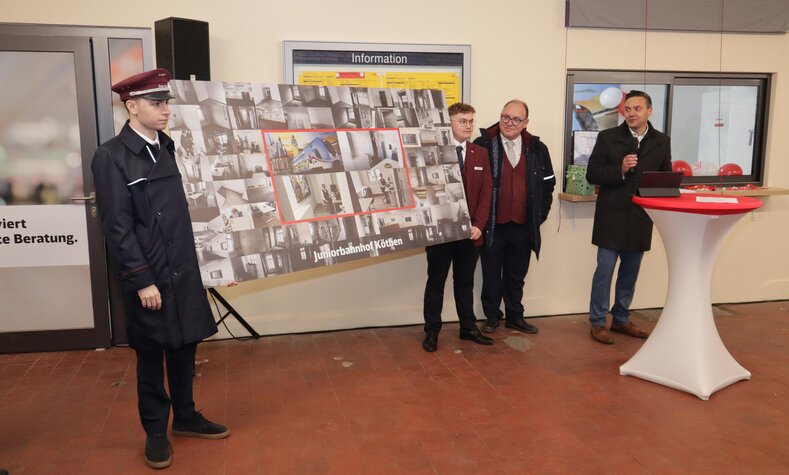 Beim Projekt „Juniorbahnhof“ in Köthen legen wir die Verantwortung in die Hände junger Azubis. Sie organisieren eigenverantwortlich den Service für die Reisenden und können ihr Wissen frühzeitig in der Praxis anwenden.