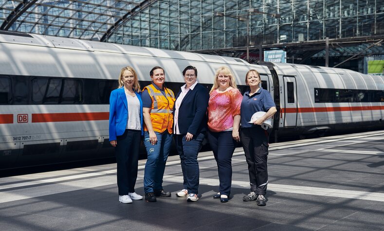 Beim Mentoring-Programm „Frauen in Führung“ unterstützt eine erfahrene Führungskraft eine an Führungsaufgaben interessierte Kollegin bei ihrer beruflichen Weiterentwicklung. 