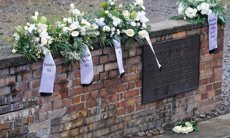 Blumenkränze abgelegt am Mahnmal "Gleis 17"