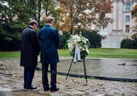 Kranzniederlegung am Denkmal für die ermordeten Sinti und Roma Europas.