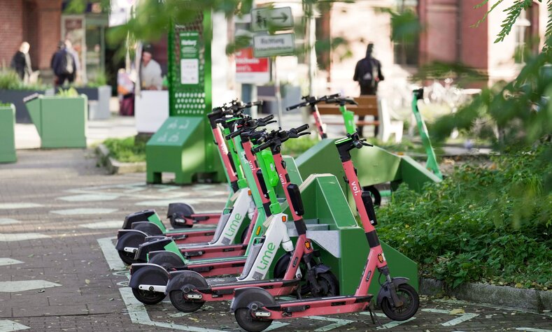 Mobility Hubs wie hier am Bahnhof Hamburg-Harburg erleichtern den Umstieg vom Zug auf andere Mobilitätsangebote. Sie helfen bei der Überbrückung der ersten und der letzten Meile.