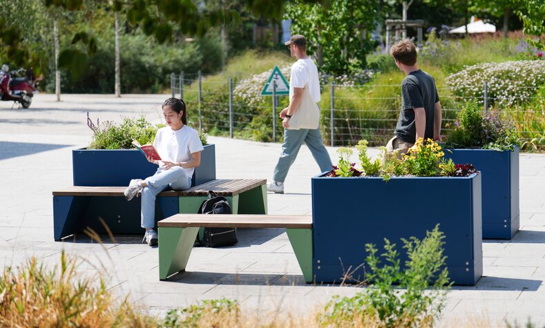 Bahnhöfe sind Knotenpunkte des öffentlichen Lebens. Die Smart-City-Initiative der DB möchte dieses Potenzial weiter ausschöpfen und steigert die Aufenthaltsqualität durch Sitzgelegenheiten, Spielfelder, Pflanzen-Labore und vielem mehr.