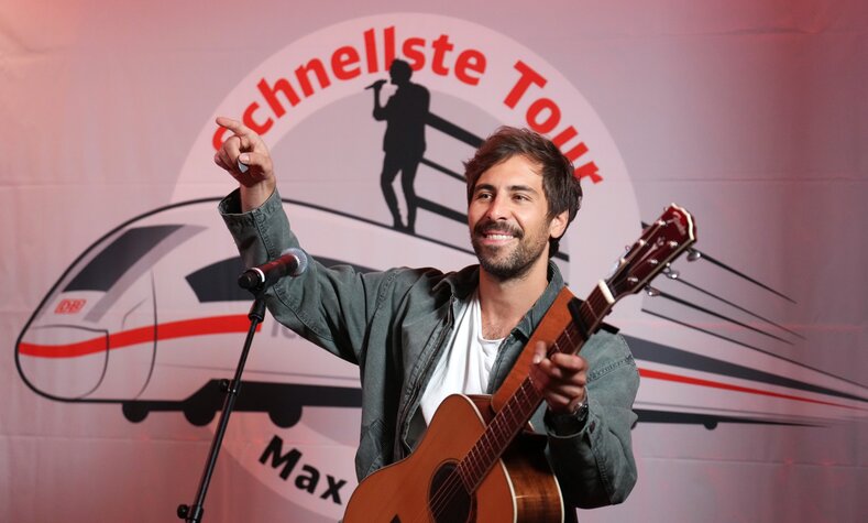 Unsere Bahnhöfe sind regelmäßig Schauplatz für künstlerische Performances. Sänger Max Giesinger beispielsweise spielte 2022 an einem Tag vier Konzerte an vier Bahnhöfen.