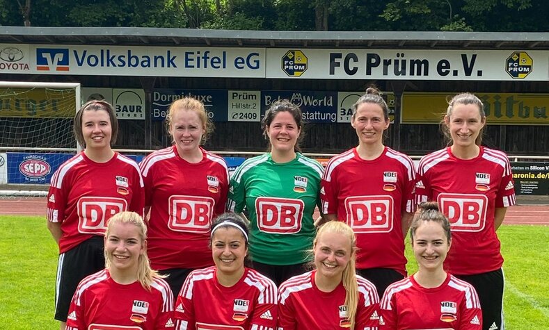 Eine Frauenfußballmannschaft in Trikots der Deutschen Bahn.