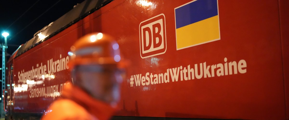 Ein Zug mit Hilfsgütern für die Menschen in der Ukraine startet seine Fahrt. | © Deutsche Bahn AG / Oliver Lang