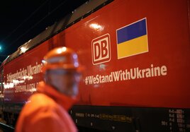 Ein Zug mit Hilfsgütern für die Menschen in der Ukraine startet seine Fahrt.