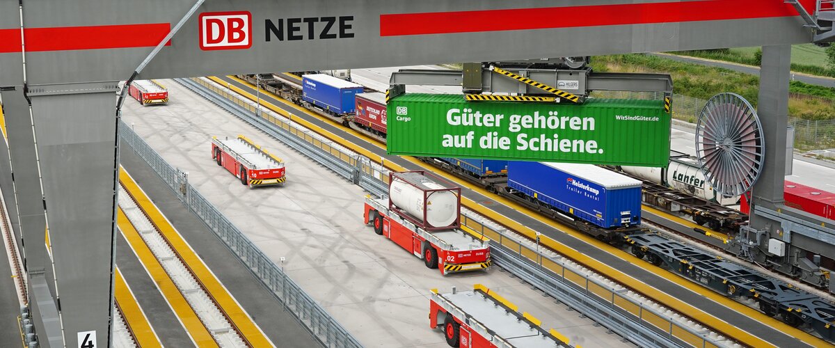 Gütertransport von DB Cargo am MegaHub Lehrte. | © Deutsche Bahn AG / Volker Emersleben