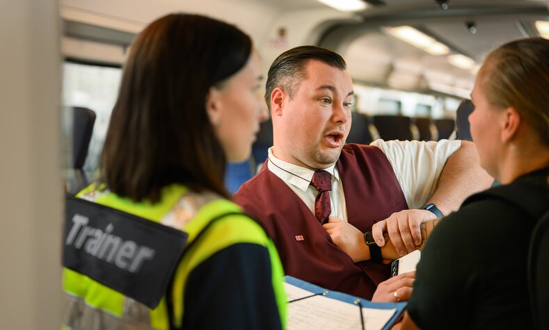 DB-Mitarbeiter beim Deeskalationstraining im Zug