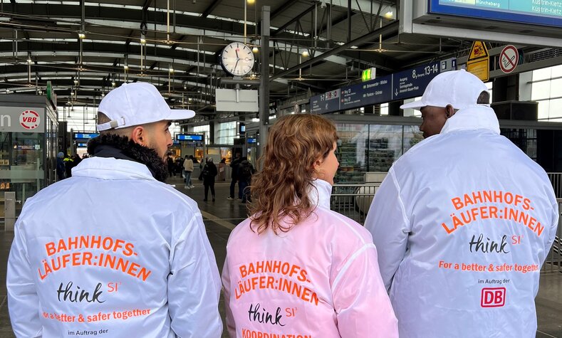 Sogenannte Bahnhofsläufer:innen stehen in ausgewählten Bahnhöfen als Ansprechpersonen bereit, um die Aufenthaltsqualität und gefühlte Sicherheit in den Bahnhöfen zu erhöhen.