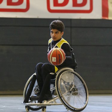 Ein junger Basketballspieler im Rollstuhl | © DB AG/ sampics, Stefan Matzke