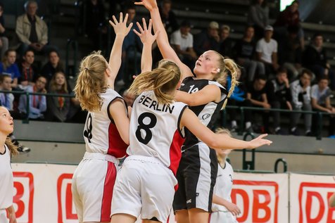 Eine Gruppe junger Frauen spielt Basketball. | © DB AG/ sampics, Stefan Matzke