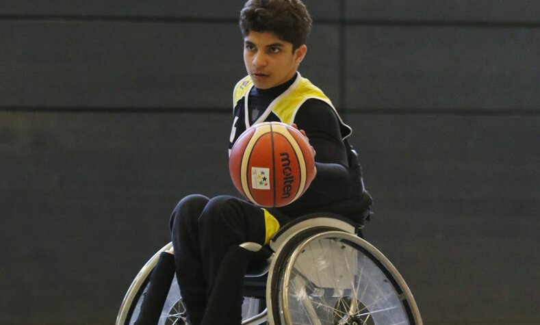 Ein junger Basketballspieler im Rollstuhl bei „Jugend trainiert für Olympia und Paralympics“ 