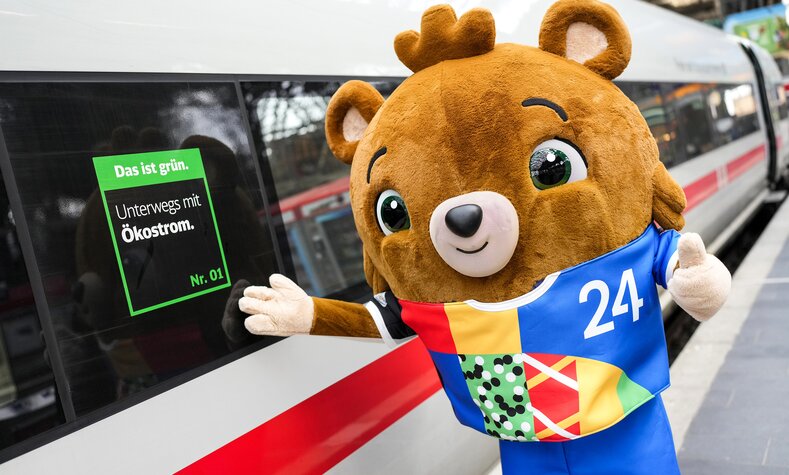 Das Maskottchen für die UEFA EURO 2024™ mit der Deutschen Bahn als Partnerin.