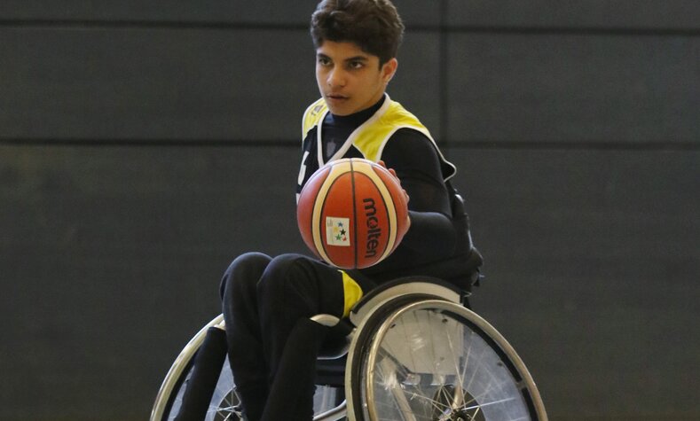 Ein junger Basketballspieler im Rollstuhl