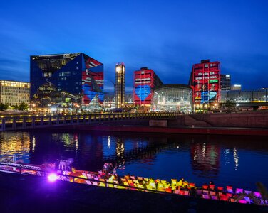 Der Berliner Hauptbahnhof erstrahlt in den Farben der UEFA Europameisterschaft 2024.  | © DB AG/ Volker Emersleben
