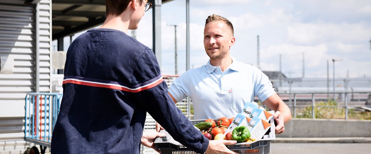 Übergabe einer Lebensmittelspende an die Tafel Deutschland. | © Deutsche Bahn AG / Faruk Hosseini
