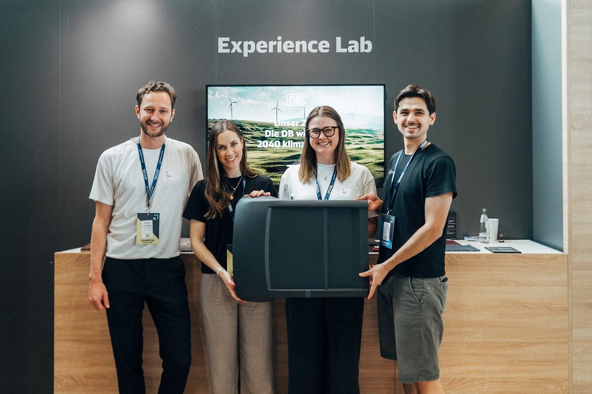 Mitarbeitende der Carbonauten GmbH präsentieren eine Sitzschale aus einem Kunststoff. | © carbonauten GmbH