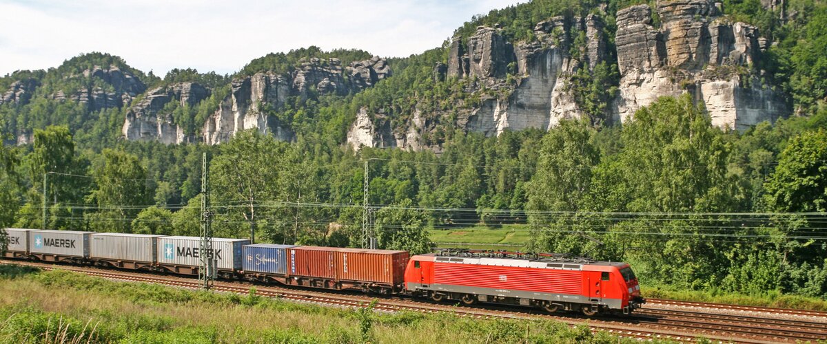 DB Cargo im Elbtal unterwegs: Ellok Baureihe 189 mit Containerzug vor der Kulisse der Sächsischen Schweiz. | © DB AG / Kai Michael Neuhold