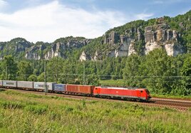 DB Cargo im Elbtal unterwegs: Ellok Baureihe 189 mit Containerzug vor der Kulisse der Sächsischen Schweiz.