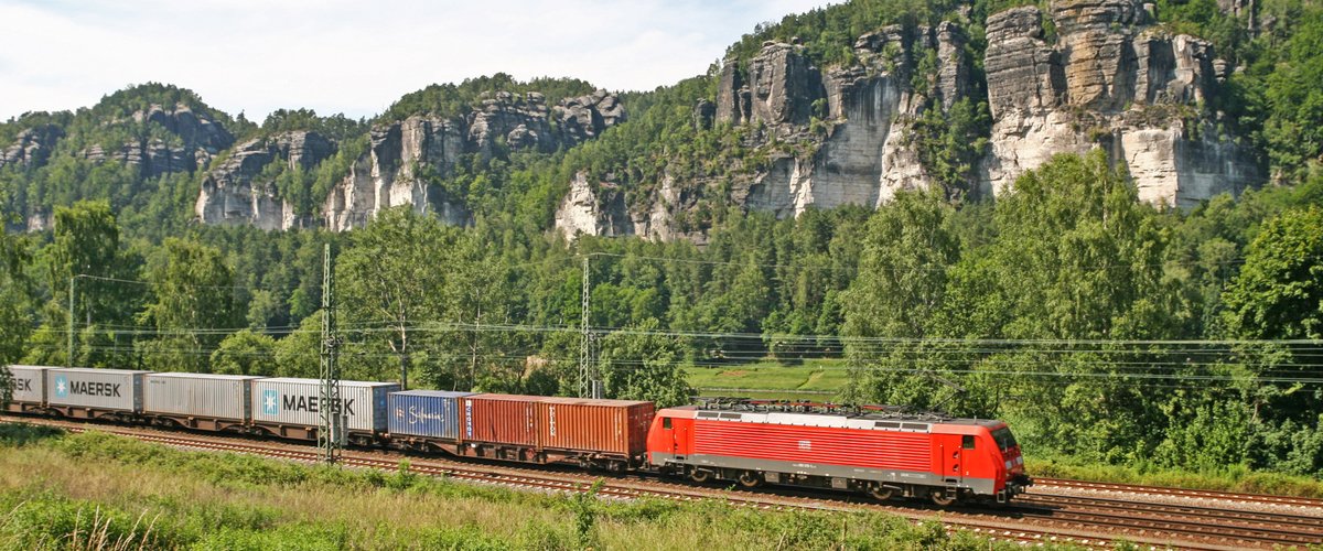 DB Cargo im Elbtal unterwegs: Ellok Baureihe 189 mit Containerzug vor der Kulisse der Sächsischen Schweiz. | © DB AG / Kai Michael Neuhold