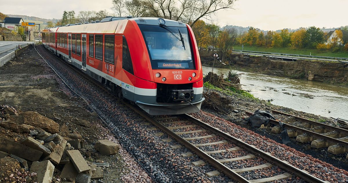 Ein Zug der Deutschen Bahn im Ahrtal kurz nach der Flutkatastrophe im Ahrtal im Jahr 2021