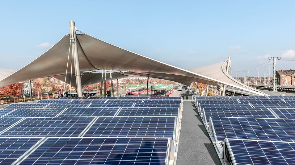 Mehrere Reihen an Solar Panels auf dem Dach des Bahnhofes Lutherstadt Wittenberg