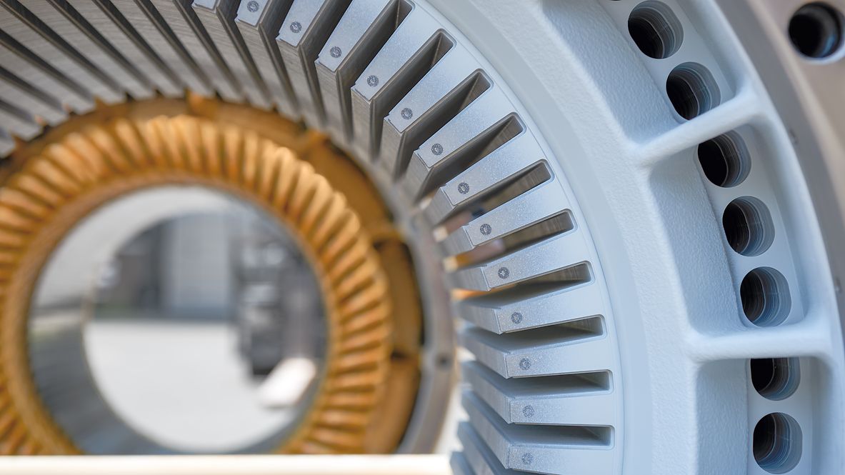 Nahaufnahme auf den Rotor eines Elektromotors mit Lamellen und Öffnungen.