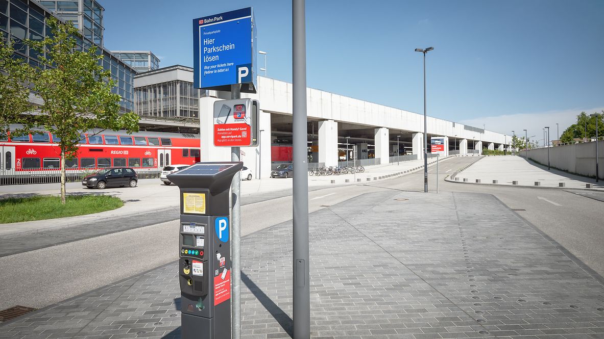 Ein solarbetriebener Parkscheinautomat vor einem Bahnhof der Deutschen Bahn