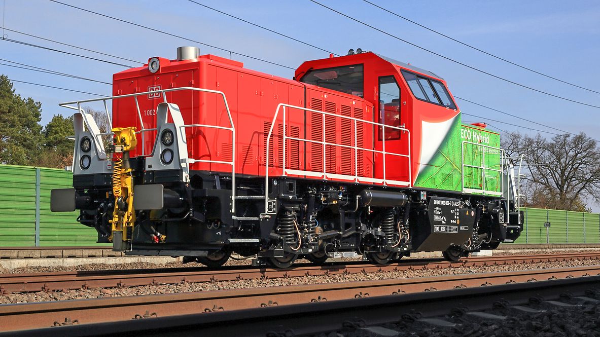 Eine Hybridlok auf dem Gleis