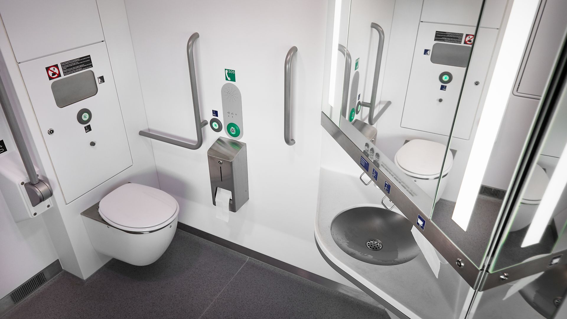 Eine wassersparende Toilette und ein Handwaschbecken im Zug.