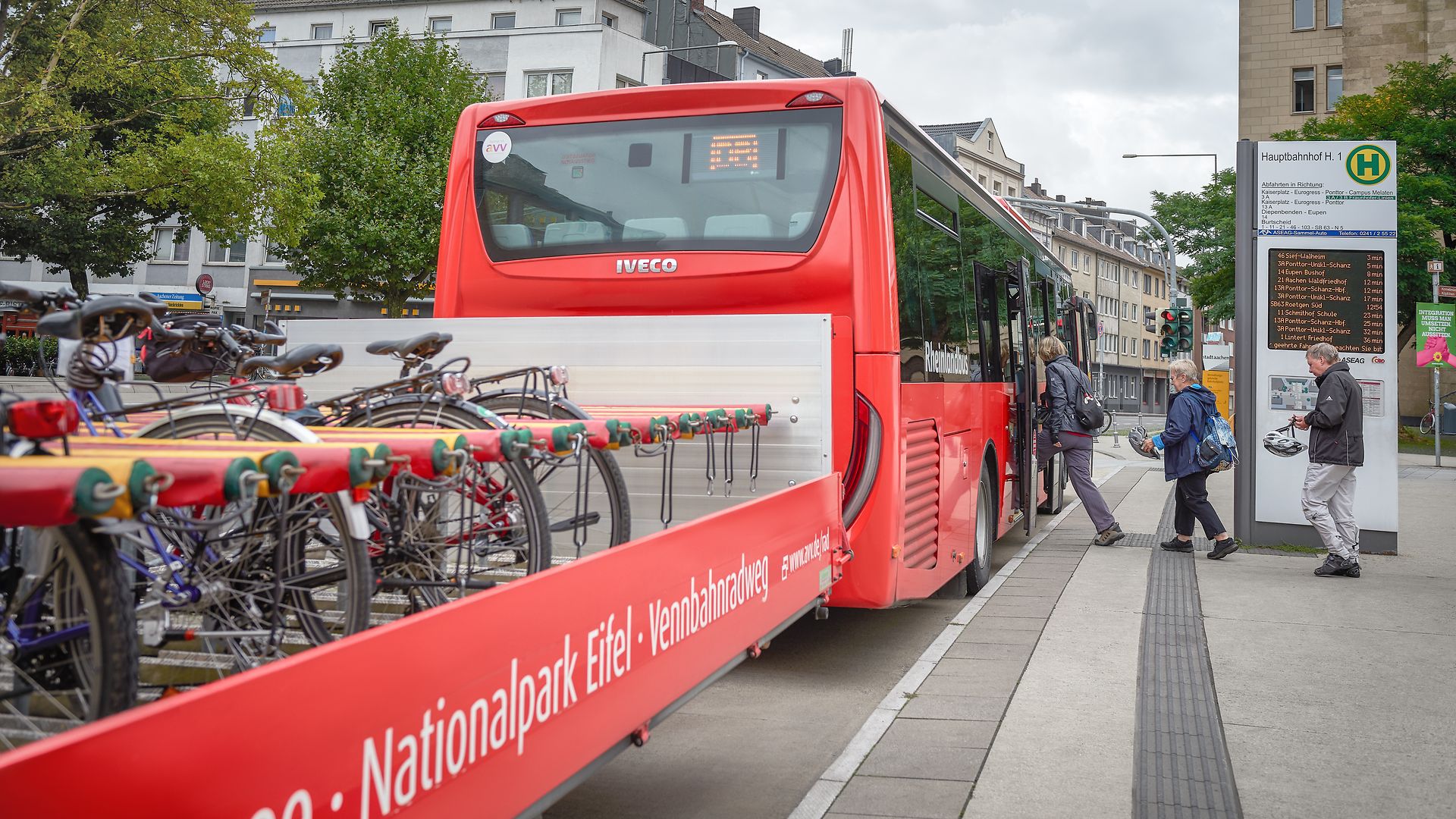 Ein DB Regio Bus ist mit einem Anhänger für Fahrräder unterwegs.