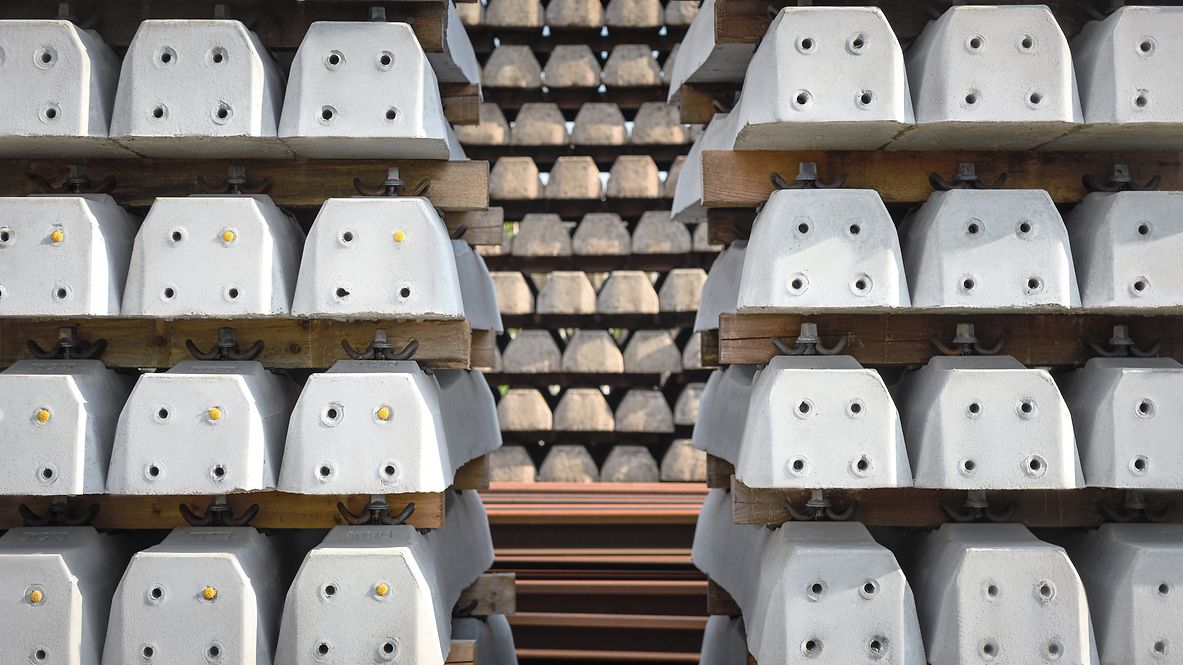 Alte Betonschwellen wurden in mehreren Reihen aufgestapelt.