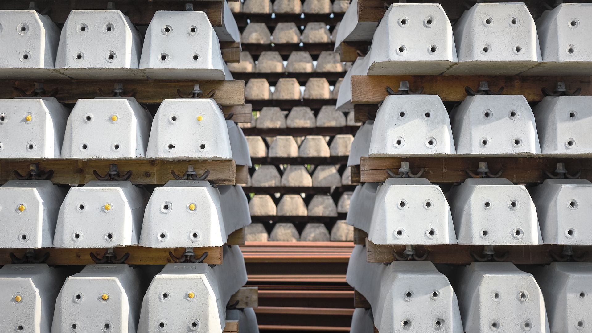 Alte Betonschwellen wurden in mehreren Reihen aufgestapelt.