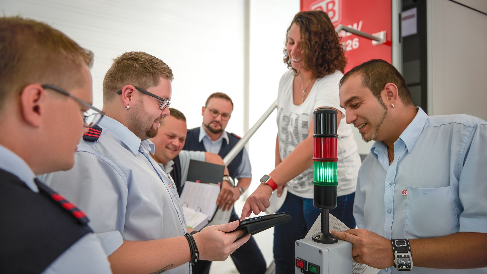 Mitarbeiter und Mitarbeiterinnen bei einer Schulung für energiesparendes Fahren.