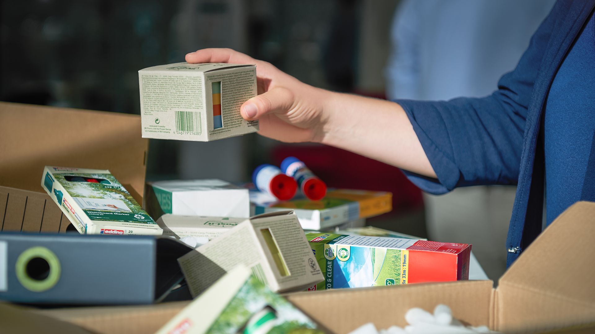 Büromaterialen aus umweltfreundlichem Material auf dem Schreibtisch einer DB-Mitarbeiterin