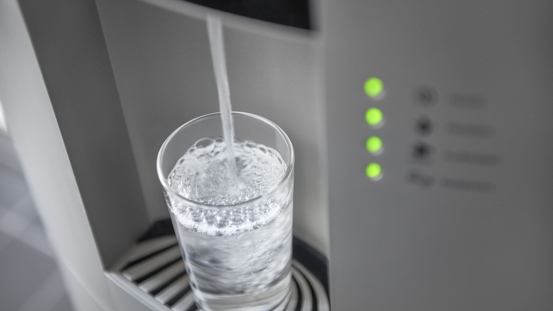 Ein Wasserspender füllt ein Glas. 