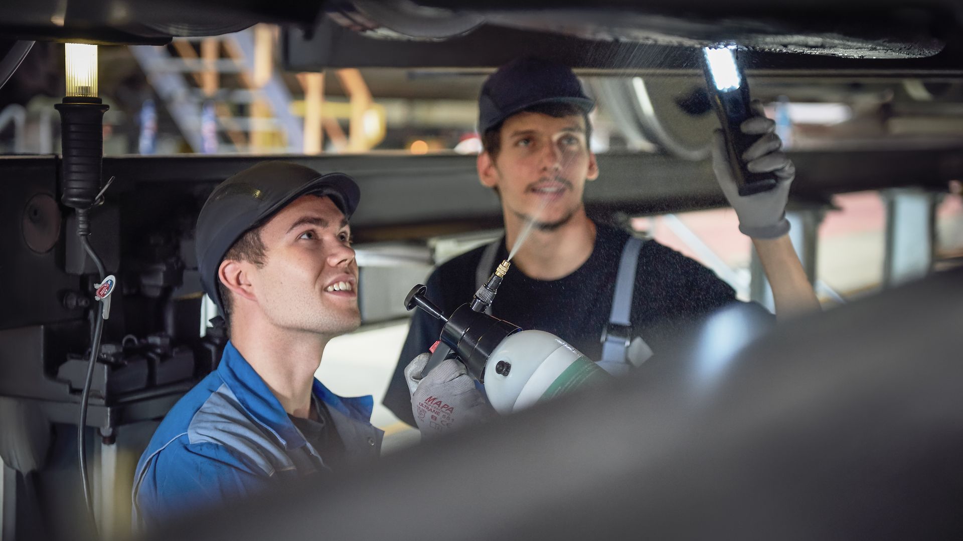 Zwei Mitarbeiter warten einen Zug mit umweltfreundlichen Produkten.