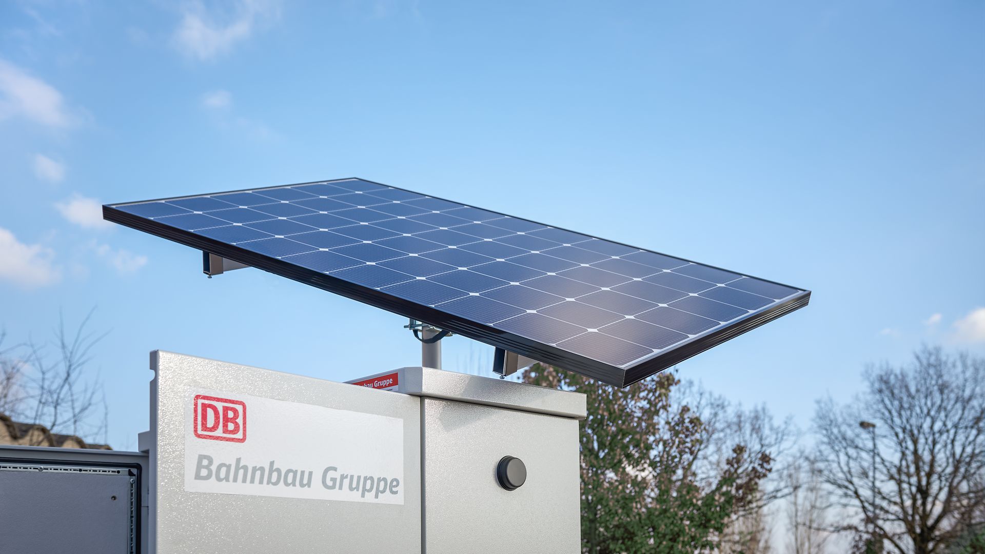 Ein Solarmodul auf einer Anlage der Deutschen Bahn