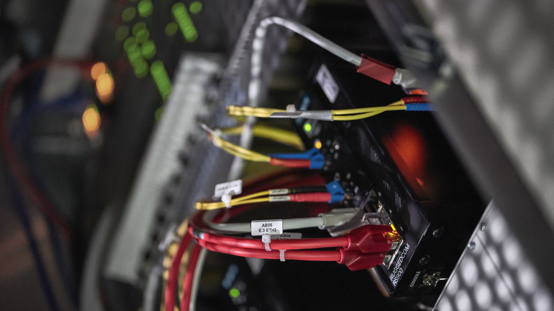 Verschiedene Kabel sind an einem Rechnerterminal eingesteckt. 