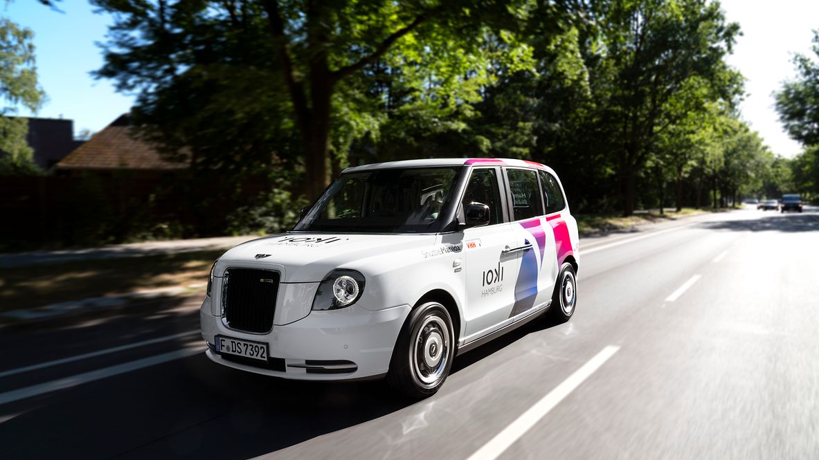 ioki Shuttle in Hamburg fährt auf der Strasse