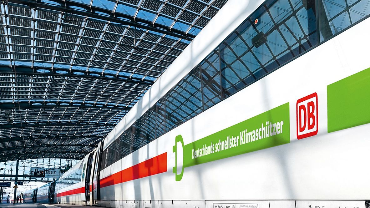 Nahansicht eines ICEs im Berliner Hauptbahnhof